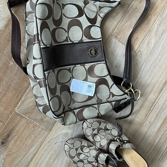 BNWT size 7 Coach clogs with matching Hobo bag! - Picture 6 of 13